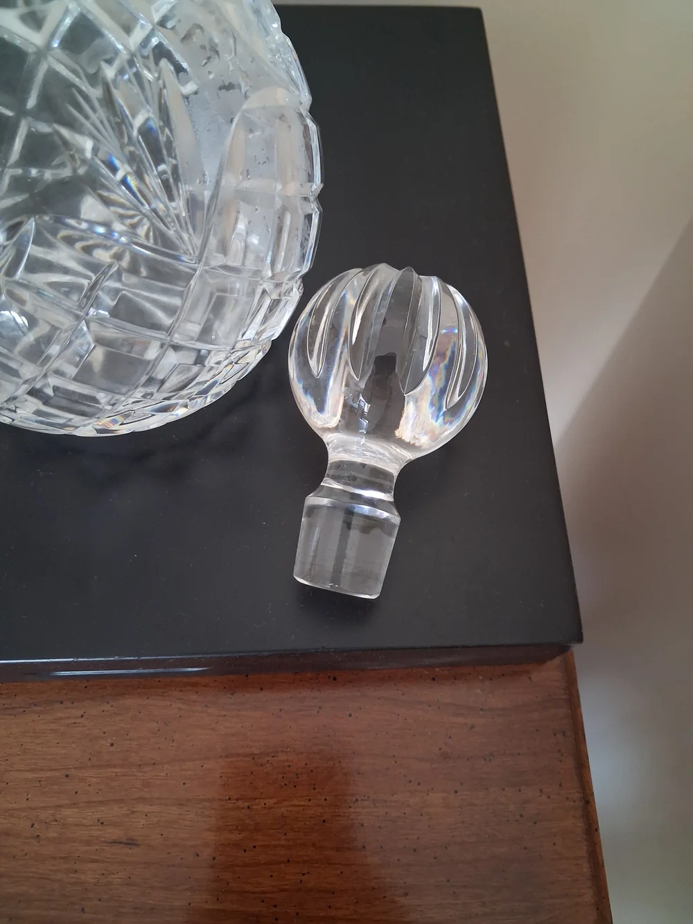 Clear Cut Glass Crystal Decanter with Stopper - Picture 4 of 7
